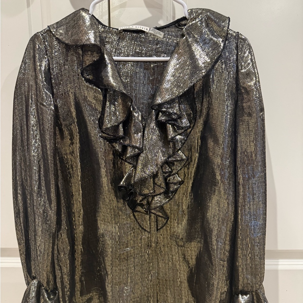 Alice and olivia
Metallic gold top